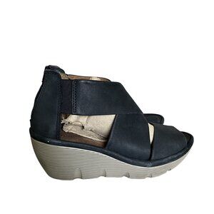 Clarks Black Leather Wedge Sandals With Rear Zip Closure & Cushioned Sole Size 8